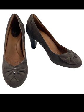 Clark’s Artisan pumps “Society Ball” heels Brown Suede bows comfort New 7M *read
